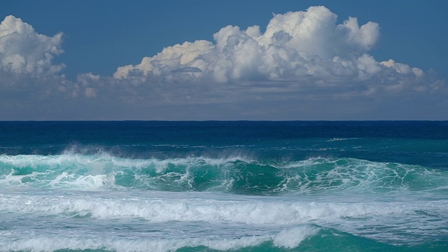 在夏威夷瓦胡岛上的Banzai管道冲浪点，海浪破裂视频素材