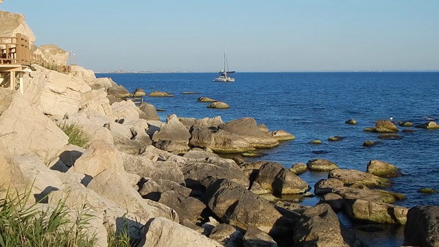 里海多岩石的海岸。视频素材