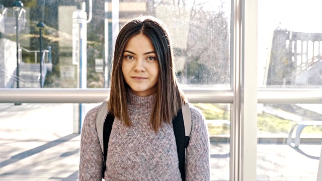 严肃的西班牙裔女大学生视频素材