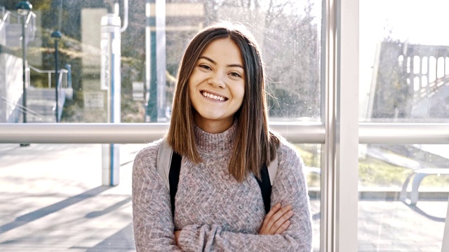 开朗的女大学生在校园里笑得很开心视频素材