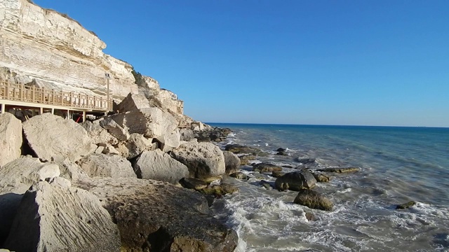 里海多岩石的海岸。视频素材