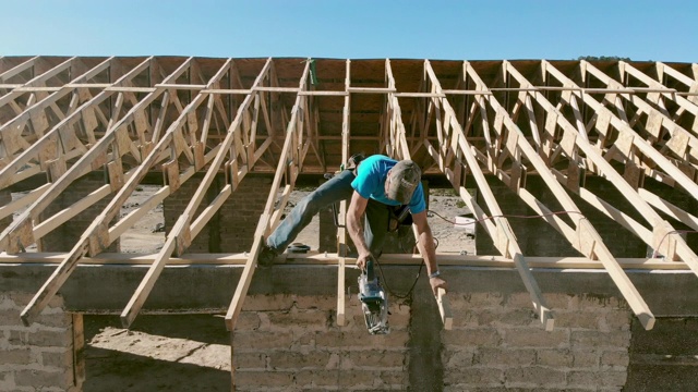 在新建筑的屋顶上工作的木匠视频素材