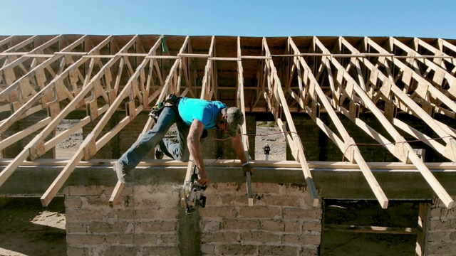 在新建筑的屋顶上工作的木匠视频素材