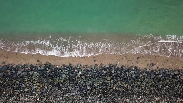 海浪的鸟瞰图与巨石上的沙滩-威克洛县视频素材