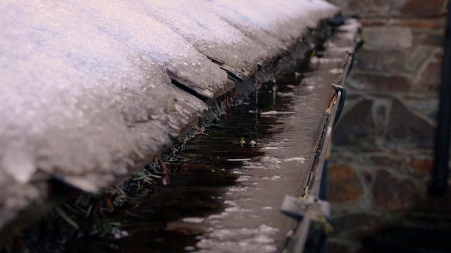 爱尔兰:屋顶上融化的雪滴进排水沟视频素材