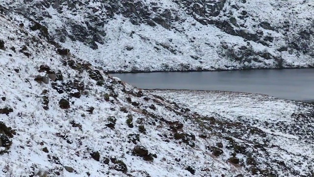 穿越雪景到一个冰冻的湖，爱尔兰视频素材