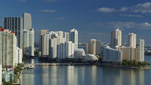 鸟瞰图Brickell Key和迈阿密市中心视频素材