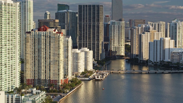 迈阿密和Brickell Key的滨水公寓的日出视频素材