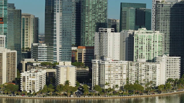 从Rickenbacker Causeway - Aerial看迈阿密市中心的公寓，酒店和办公楼视频素材