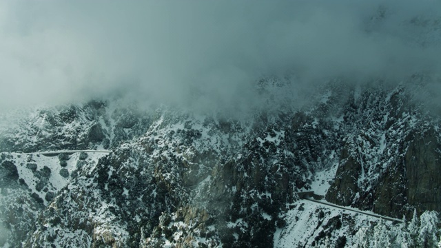 蜿蜒的弯和隧道在洛杉矶Crest高速公路在多雪的圣加布里埃尔山-无人机射击视频素材