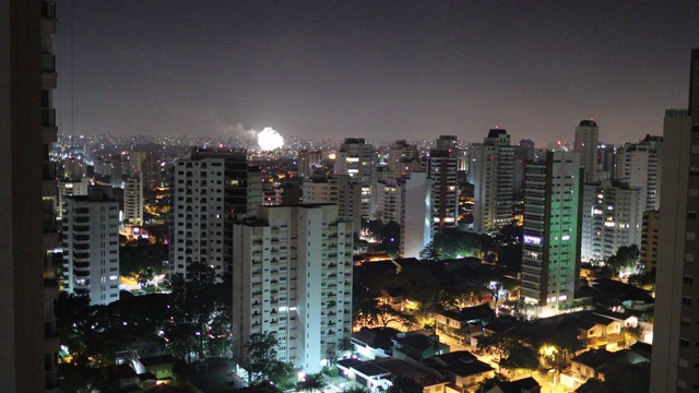 除夕夜烟花在城市中爆炸视频素材