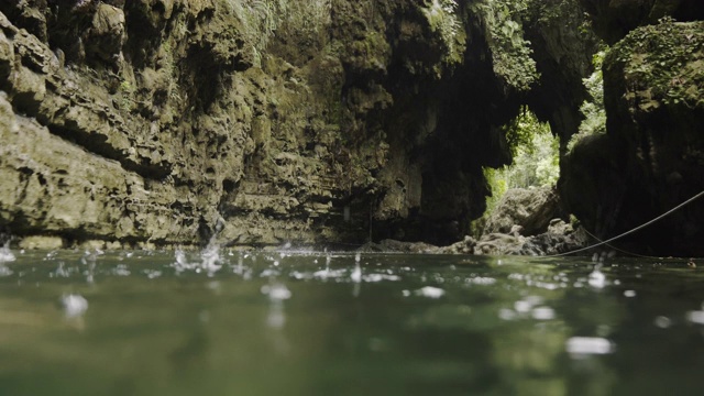 绿色峡谷水下拍摄的峡谷岩石，河流和水滴下降在前景，爪哇印度尼西亚视频素材