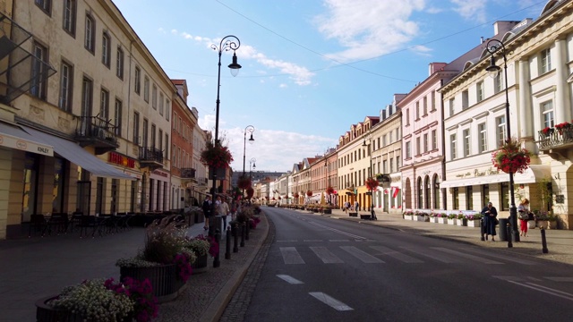 走在华沙Nowy Swiat大街上视频素材