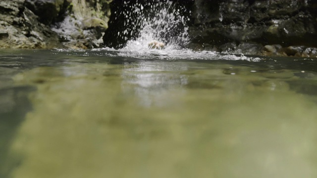 水下拍摄脚从岩石跳到峡谷。视频素材