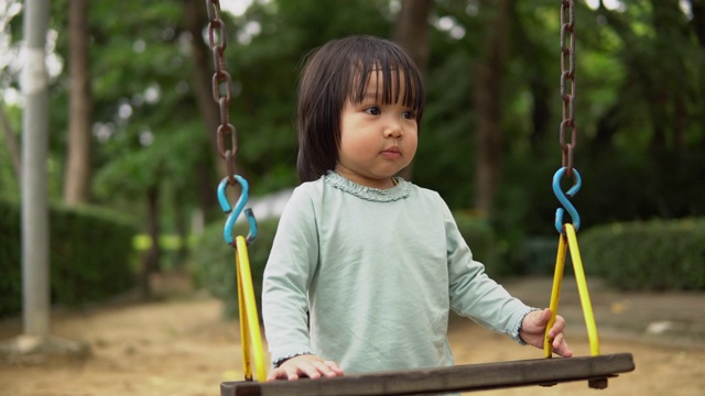 小女孩在操场上玩视频素材