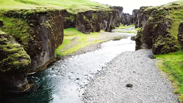 冰岛南部的Fjadrargljufur河峡谷视频素材