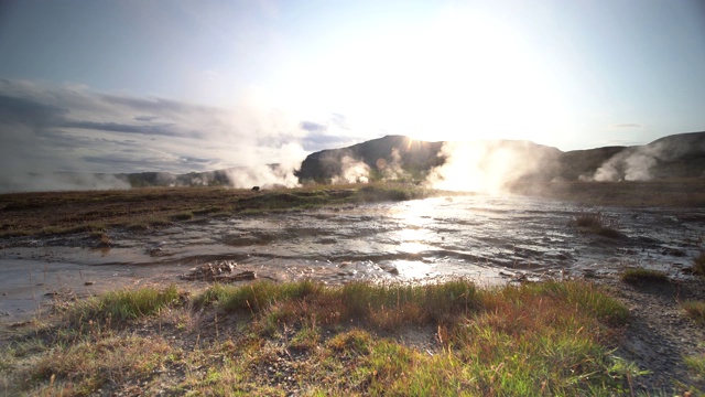 冰岛Geysir的Strokkur间歇泉喷发4K镜头视频素材