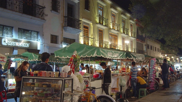 墨西哥瓦哈卡市夜市上的食品推车和小摊视频素材