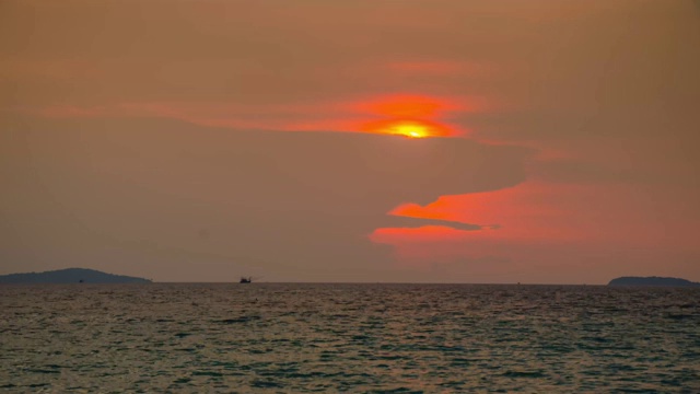 美丽的夕阳与颜色橙色，阳光与船在海上，旅游，旅游，度假的概念背景。芭堤雅海滩天堂般的景色。视频素材