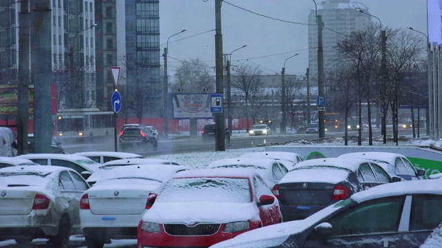 汽车在冬天被雪覆盖的道路上。4 k。视频素材