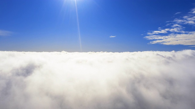 时间流逝美丽的蓝天与云彩的背景。白云与蓝天的时间流逝。在移动的云景中飞行。纹理的云。全景。云在运动视频素材