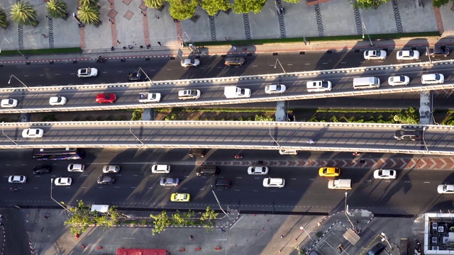 鸟瞰泰国曼谷的高速公路和道路上行驶的汽车，城市生活的概念。视频素材