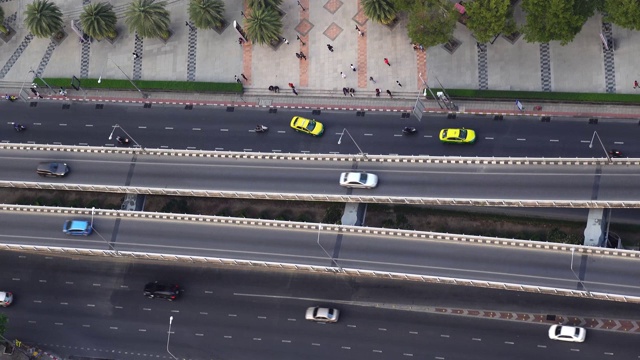 鸟瞰泰国曼谷的高速公路和道路上行驶的汽车，城市生活的概念。视频素材