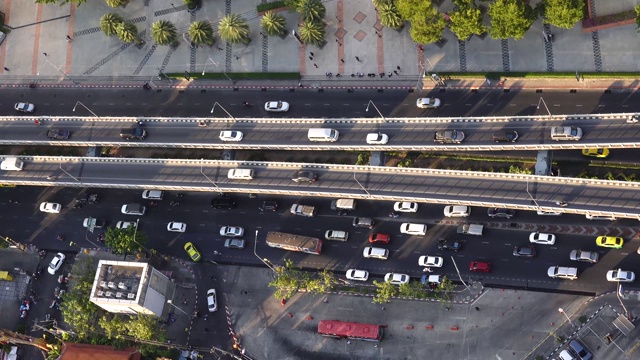 鸟瞰泰国曼谷的高速公路和道路上行驶的汽车，城市生活的概念。视频素材