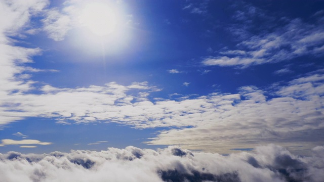 时间流逝美丽的蓝天与云彩的背景。白云与蓝天的时间流逝。在移动的云景中飞行。纹理的云。全景。云在运动视频素材