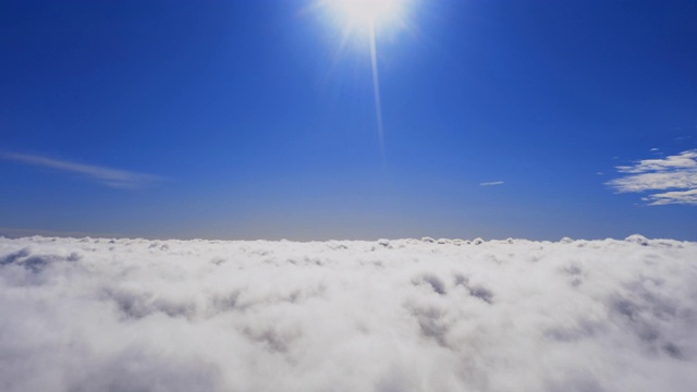 鸟瞰图从云端向上到天空的运动。鸟瞰日出或日落时蓝天白云。鸟瞰图云图。纹理的云。全景。云在运动视频素材