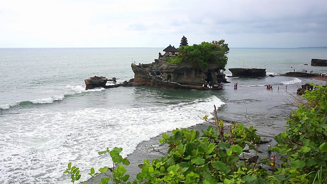 Pura Ulun Danu庙位于印尼巴厘岛布拉坦湖上，是巴厘岛上的一座主要水庙视频下载