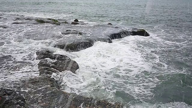 普吉岛海滩海，海滩海在夏天的阳光。在泰国普吉岛的卡伦海滩视频下载