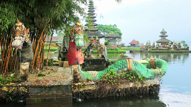 Pura Ulun Danu庙位于印尼巴厘岛布拉坦湖上，是巴厘岛上的一座主要水庙视频下载