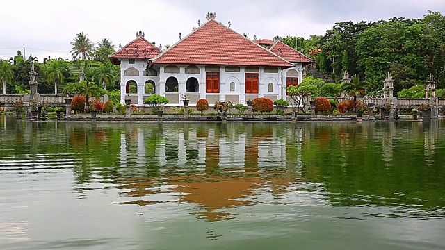 Pura Ulun Danu庙位于印尼巴厘岛布拉坦湖上，是巴厘岛上的一座主要水庙视频素材