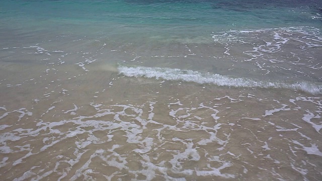 普吉岛海滩海，海滩海在夏天的阳光。在泰国普吉岛的卡伦海滩视频下载