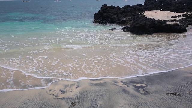 普吉岛海滩海，海滩海在夏天的阳光。在泰国普吉岛的卡伦海滩视频下载