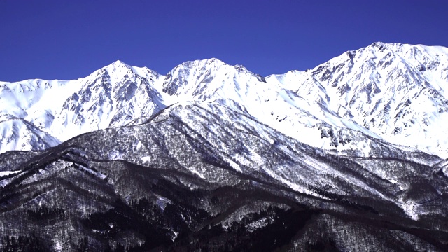 冬天白波山脉和蓝天视频素材