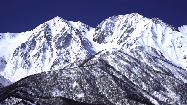 冬天白波山脉和蓝天视频素材