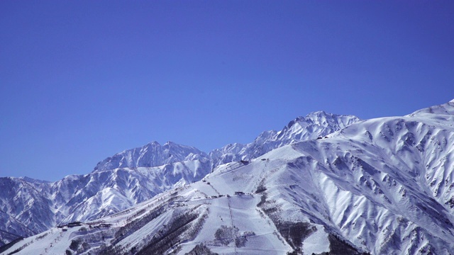 它位于日本北阿尔卑斯山的陀山山脉后面。视频素材