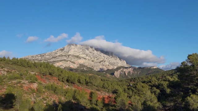 圣维克多瓦(Montagne Sainte-Victoire)——法国南部的石灰岩山脊视频素材