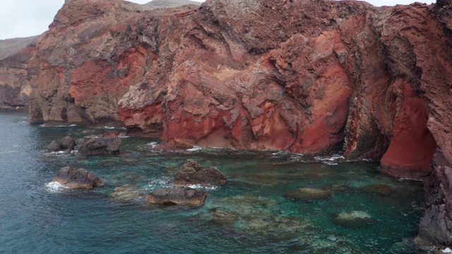 2月底，葡萄牙马德拉岛，大西洋湾的海浪平静的海浪在圣洛伦科湾冲浪。视频素材