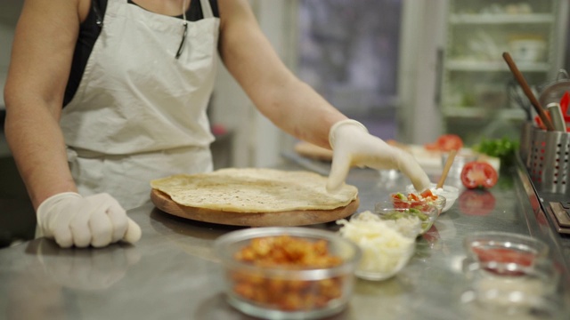 女厨师在商业厨房做鸡肉卷视频素材