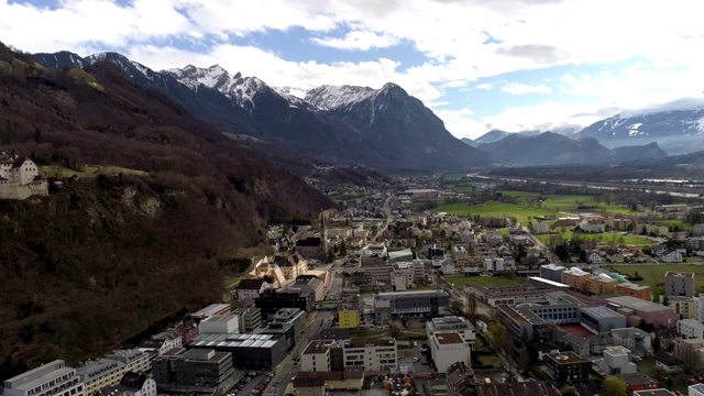 飞越瓦杜兹，全景- 4K航拍视频素材