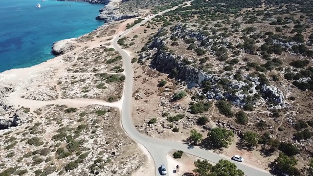 鸟瞰图风景优美的道路沿海角格列柯，塞浦路斯视频素材