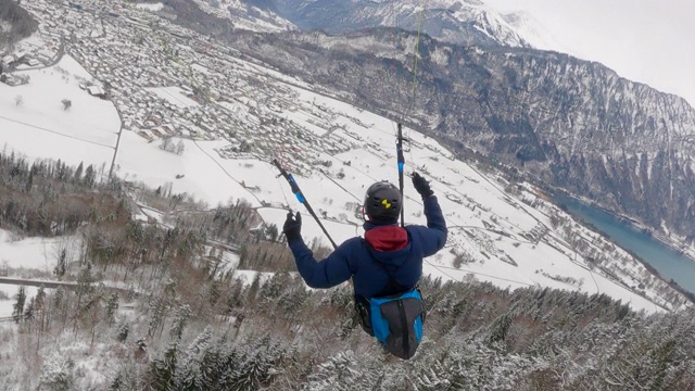 极限滑翔伞飞行员在雪天飞越瑞士阿尔卑斯山视频素材