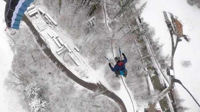 极限滑翔伞飞行员在雪天飞越瑞士阿尔卑斯山视频素材