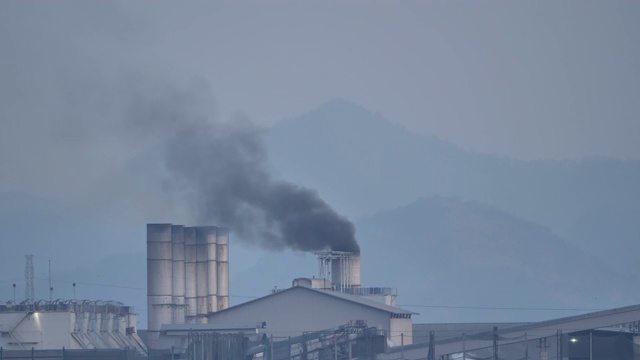 晚上在泰国的农村工厂，工业和污染概念视频素材