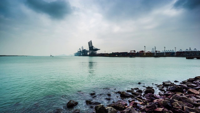 海滨港口白天过渡的海滨景观视频素材