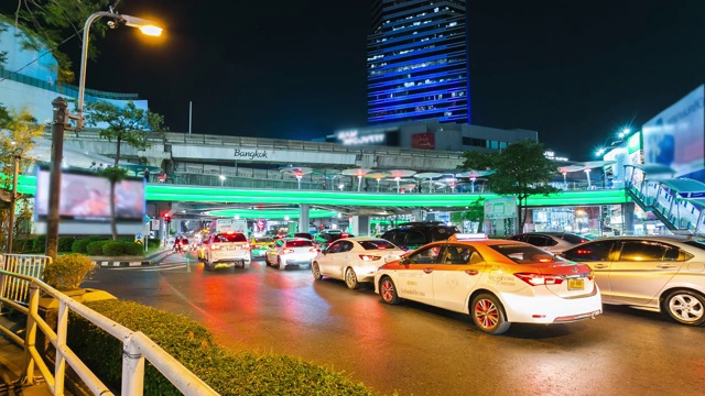 时间流逝，夜间交通长时间暴露在素坤逸路上在泰国曼谷巴通湾十字路口。视频素材