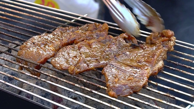 在热炉上用烟烤牛肉的特写镜头。视频素材